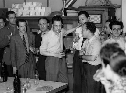 Albert Camus, con un cigarrillo en los labios, en la redacción del diario 'Combat' en 1944.