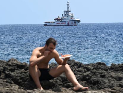 El vaixell de rescat de l'ONG Proactiva Open Arms a la costa de Lampedusa.