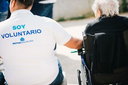 Actividad de voluntariado con personas mayores.