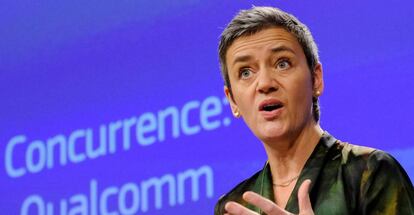 La comisaria europea de Competencia, Margrethe Vestager, cuenta las razones de la multa a Qualcomm en una rueda de prensa. 