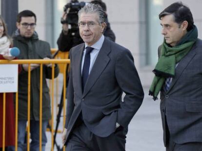 Francisco Granados y su abogado, Javier Vasallo, a su llegada a la Audiencia Nacional en diciembre de 2017.	