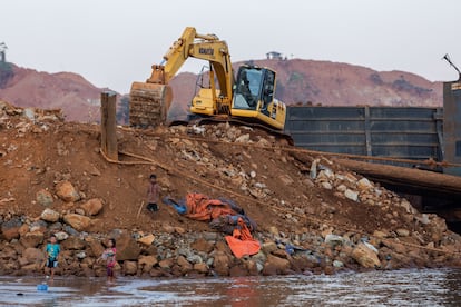 Sin embargo, la minería de níquel, según denuncian algunos ecologistas, puede resultar muy contaminante. De acuerdo con un informe del grupo de análisis político alemán Rosa-Luxemburg-Stiftung, las fábricas de procesamiento de níquel de la empresa china IMIP contaminan el aire al arrojar dióxido de azufre, óxidos de nitrógeno y cenizas de carbón, partículas “más finas que la arena de playa y que pueden ser extremadamente nocivas al ser inhaladas”. En la imagen, un grupo de niños juega cerca de excavadoras en una zona de aldeas pesqueras de Mandiodo, en Sulawesi Sudoriental, el pasado octubre.