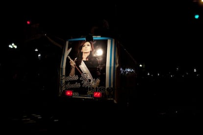 Un autobús, con un retrato de la presidenta Cristina Fernández, transita por la calles de Buenos de Aires.