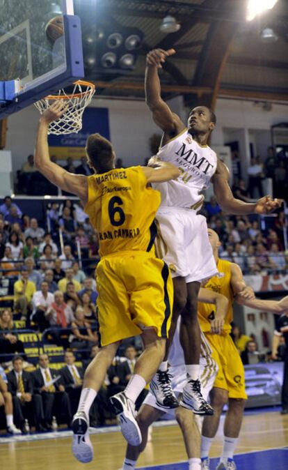 Ibaka salta con Román Martínez.