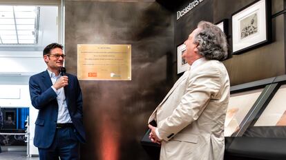 El presidente del grupo Prisa, Joseph Oughourlian, descubre la placa conmemorativa en la Real Academia de Bellas Artes de San Fernando con motivo de la aportación del grupo en la ampliación del nuevo Gabinete de Goya, el 26 de junio, junto al secretario general de la institución, José Ramón Encinar.