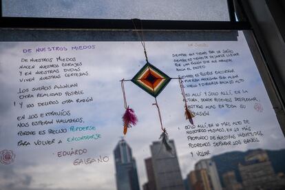 Mensaje en la ventana de la oficina de psicología del edificio de El Castillo.