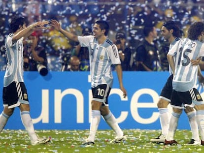 Diego Milito (a la izquierda) recibe la felicitación de Riquelme tras su gol mientras otros compañeros se abrazan.