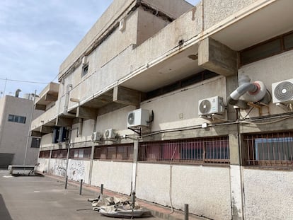 Vista de la fachada este del centro oceanográfico del IEO en Murcia con la lancha pinchada y las cornisas afectadas en el último piso.