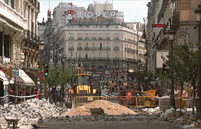 Imagen de la calle Mayor, con la Puerta del Sol al fondo, durante las obras que se están realizando en la calzada.