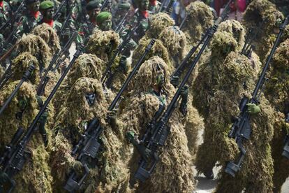 Soldados de Indonesia marchan durante un desfile por el 72 aniversario de la creación del ejército en Banda Aceh.