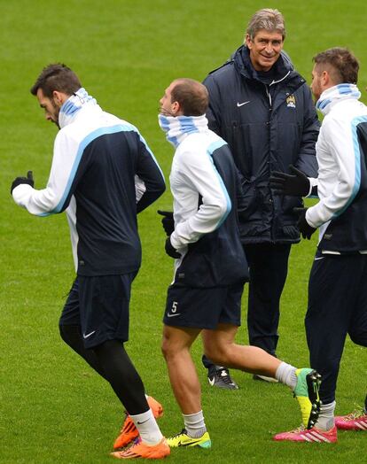 El chileno Manuel Pellegrini dirige el entrenamiento del Manchester City.