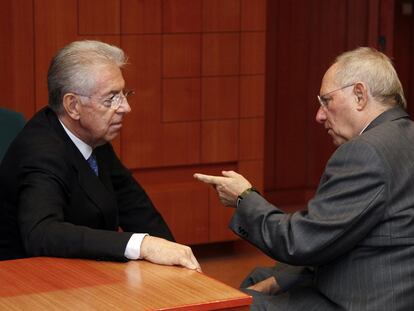 Mario Monti (izquierda) conversa con el ministro de Finanzas alemán, Wolfgang Sachäuble, ayer durante el Eurogrupo.