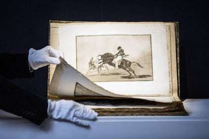 Fotografía facilitada por Sotheby's Londres de uno los 33 grabados iniciales de la serie 'La Tauromaquia' de Goya.