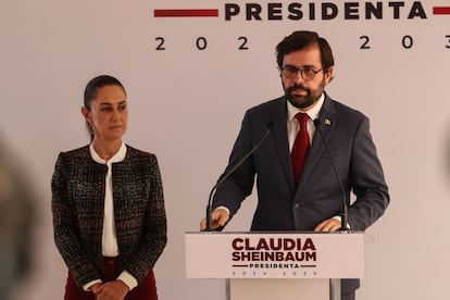 Alejandro Svarch Pérez habla junto a Claudia Sheinbaum en una conferencia de prensa, el 12 de agosto en Ciudad de México.