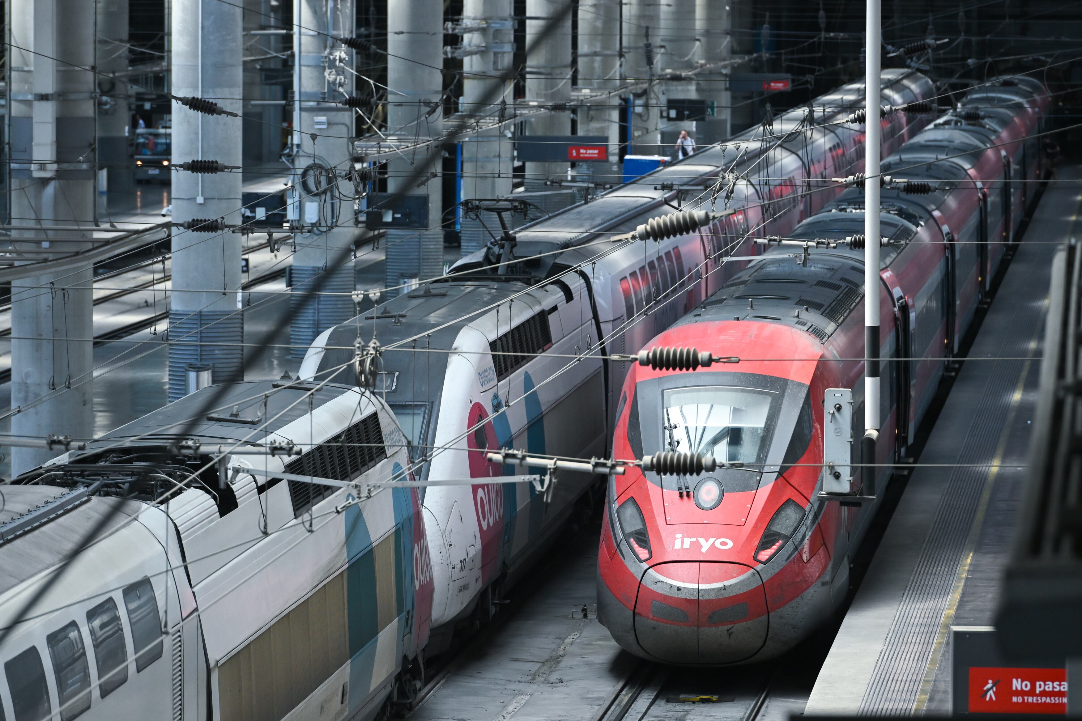 Adif da aire a Renfe, Iryo y Ouigo con el ajuste del coste eléctrico al consumo real de los trenes