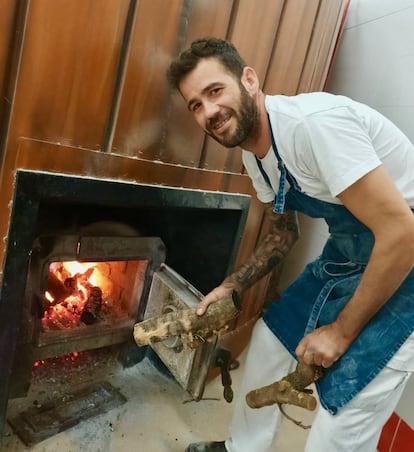 Dani Ramos alimentando su horno de leña