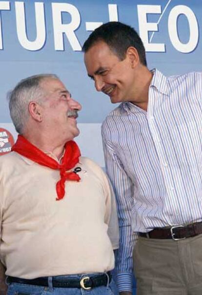 El presidente del Gobierno, José Luis Rodríguez Zapatero, conversa con el secretario general del SOMA-FIA-UGT, José Angel Fernández Villa, durante la XXVII edición de la Fiesta Minera Astur-Leonesa de Rodiezmo.