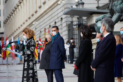 Meritxell Batet pronuncia un discurso durante el acto institucional por el Día de la Constitución en la Puerta de los Leones del Congreso de los Diputados.