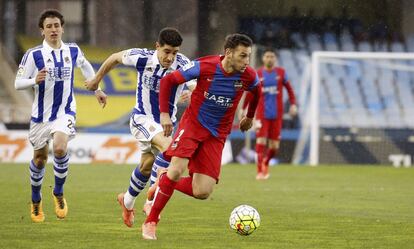 I.López con el balón ante Yuri.