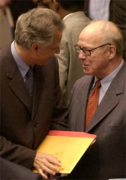 El ministro de Exteriores francés, Dominique de Villepin, con el jefe de los inspectores, Hans Blix, el pasado viernes.