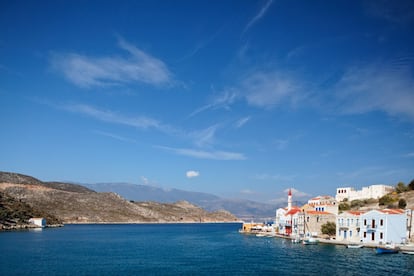 No es tan exagerado decir que se podría ir nadando desde Castelórizo a Turquía. Pero, ¿por qué hacelo? La isla más oriental de <a href="http://www.visitgreece.gr/" target="_blank">Grecia</a> es tan hermosa que dan ganas de quedarse a vivir para siempre… Ya se dieron cuenta los creadores de la película 'Mediterráneo', que obtuvo el Oscar al mejor filme de habla no inglesa (1991) y tenía como principal protagonista a este íntimo puerto de casas abigarradas que compartía con la propia isla, con su mar color añil, una gruta fascinante y una historia antiquísima.