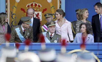 La Familia Real preside el desfile militar celebrado en Madrid con motivo de la Fiesta Nacional en 2011. A la derecha, la infanta Cristina e I&ntilde;aki Urdangarin.