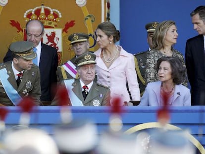 La Familia Real preside el desfile militar celebrado en Madrid con motivo de la Fiesta Nacional en 2011. A la derecha, la infanta Cristina e I&ntilde;aki Urdangarin.