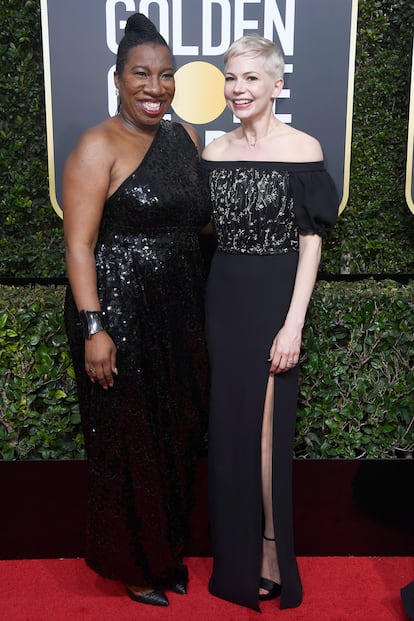 Michelle Williams, vestida de Louis Vuitton, acompañada por la fundadora del movimiento #metoo,  Tarana Burke.