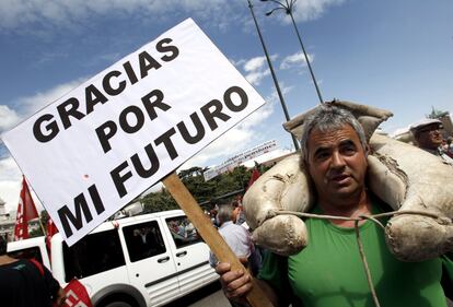 Vista de la manifestación conjunta de CCOO y UGT en Madrid con motivo del Día del Trabajo bajo el lema "Por el empleo con derechos y la garantía de nuestras pensiones", en 2010.