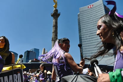 Un grupo de mujeres bailan en la glorieta de El Ángel de la Independencia, durante la marcha del 8 de marzo. 