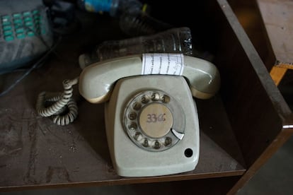 Uno de los teléfonos utilizados por los agentes secretos del régimen de Enver Hoxha y conservados en la Casa de las Hojas, sede del futuro museo de las escuchas.