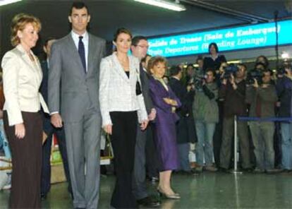 El Príncipe Felipe y su prometida, Letizia Ortiz, visitan la estación de Atocha para rendir un homenaje a las víctimas de los atentados. La presidenta de la Comunidad de Madrid, Esperanza Aguirre, y el alcalde de la capital, Alberto Ruiz-Gallardón, acompañaron a la pareja.