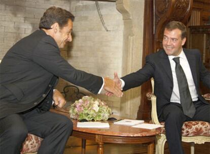 El presidente de Francia y de turno de la UE, Nicolas Sarkozy, y el presidente ruso, Dmitri Medvédev, estrechan sus manos durante la reunión en Moscú.