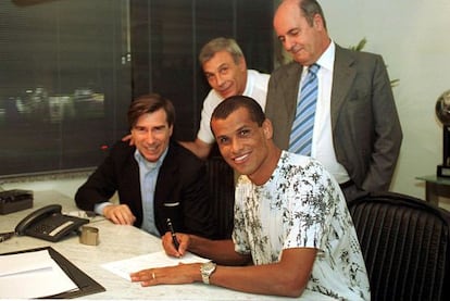 Braida, sentado junto a Rivaldo en 2002, el día que firmó por el Milan.
