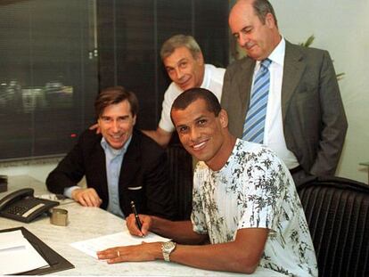 Braida, sentado junto a Rivaldo en 2002, el día que firmó por el Milan.