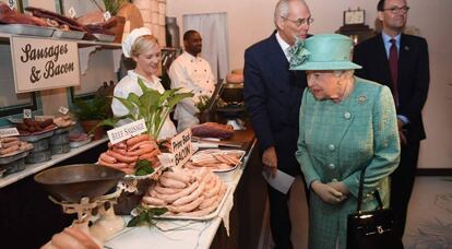 La reina Isabel en su visita al supermercado Sainsbury, en Londres, el pasado miércoles.