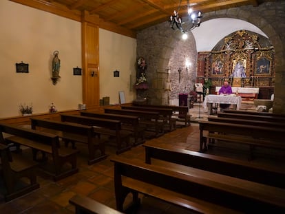 Un sacerdote, durante la emisión de una misa por 'streaming' en una parroquia de Madrid, en marzo de 2020.