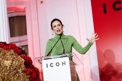 La actriz Aitana Sánchez Gijón durante su discurso previo a la entrega del premio ICON a la actriz y escritora Ana Rujas.