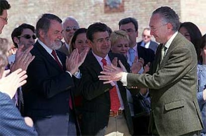 Jaime Mayor, ayer, junto al candidato del PP a la alcaldía de Sevilla, Jaime Raynaud (a la derecha).