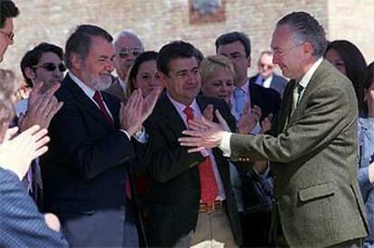 Jaime Mayor, ayer, junto al candidato del PP a la alcaldía de Sevilla, Jaime Raynaud (a la derecha).