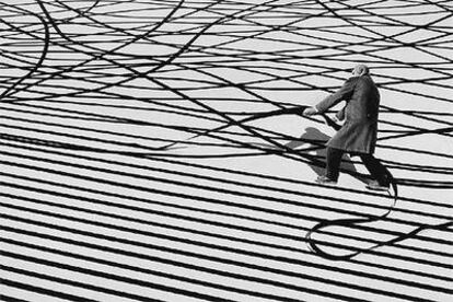 <i>Cambiar el mundo</i>,<b> fotografía de </b>Gilbert Garcin realizada en 2001.