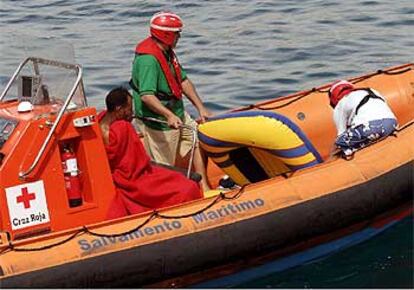 Los servicios de Salvamento Marítimo trasladan hasta Tarifa a un inmigrante que intentó cruzar ayer el Estrecho en una pequeña barca hinchable.