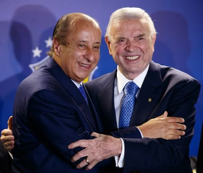 Del Nero (à esq.) abraça Marin nesta quarta-feira.