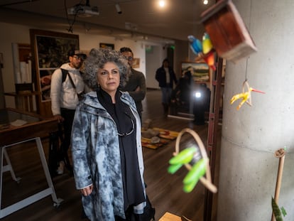 Doris Salcedo, escultora y artista colombiana, visita el Museo de la Ciudad Autoconstruida, en Ciudad Bolívar, Bogotá, el 11 de Abril de 2023.