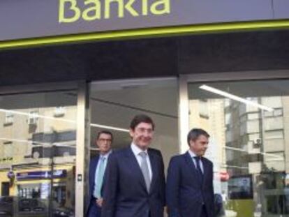 El Presidente de Bankia,Jos&eacute; Ignacio Goirigolzarri,tras su visita,sale de la remodelada oficina de la entidad en la calle Pintor Gisbert.