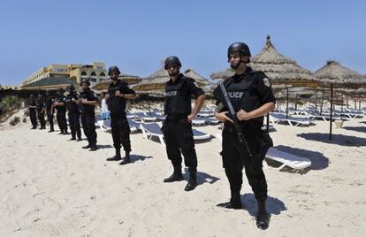 La polic&iacute;a vigila las playas del hotel Imperial Marhaba situado en el popular complejo tur&iacute;stico de Susa, el pasado d&iacute;a 3.