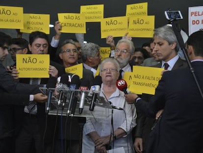 Parlamentares protestam contra Cunha na quinta-feira.