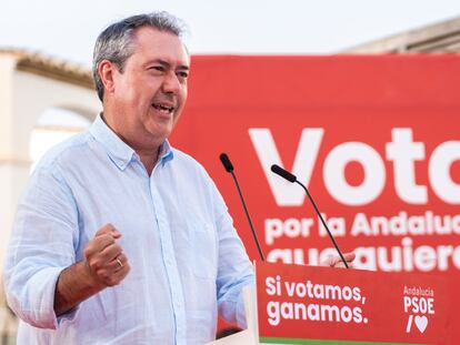 El secretario general del PSOE-A y candidato a la presidencia de la Junta, Juan Espadas, en un mitin en Vélez-Málaga, este miércoles.