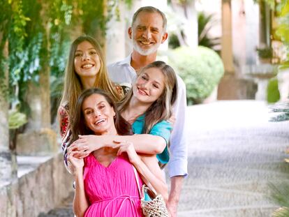 La reina Letizia, el rey Felipe VI, la princesa Leonor, y la infanta Sofía en los Jardines de Alfabia.