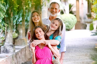 La reina Letizia, el rey Felipe VI, la princesa Leonor, y la infanta Sofía en los Jardines de Alfabia.